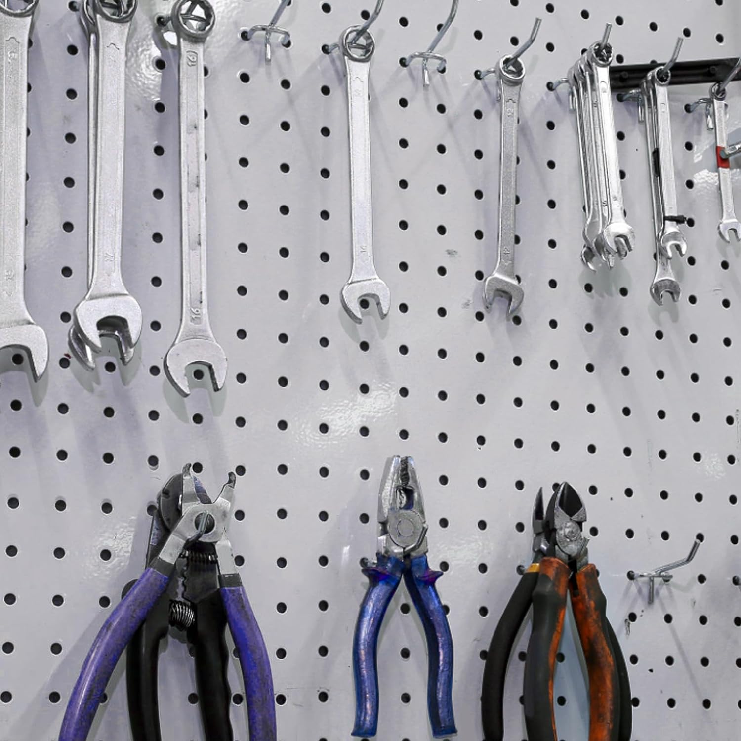 Pegboard Akasztó Szett - 100 db Lyukacsos Falra, 5 és 10 cm-es Méretben - Image 5